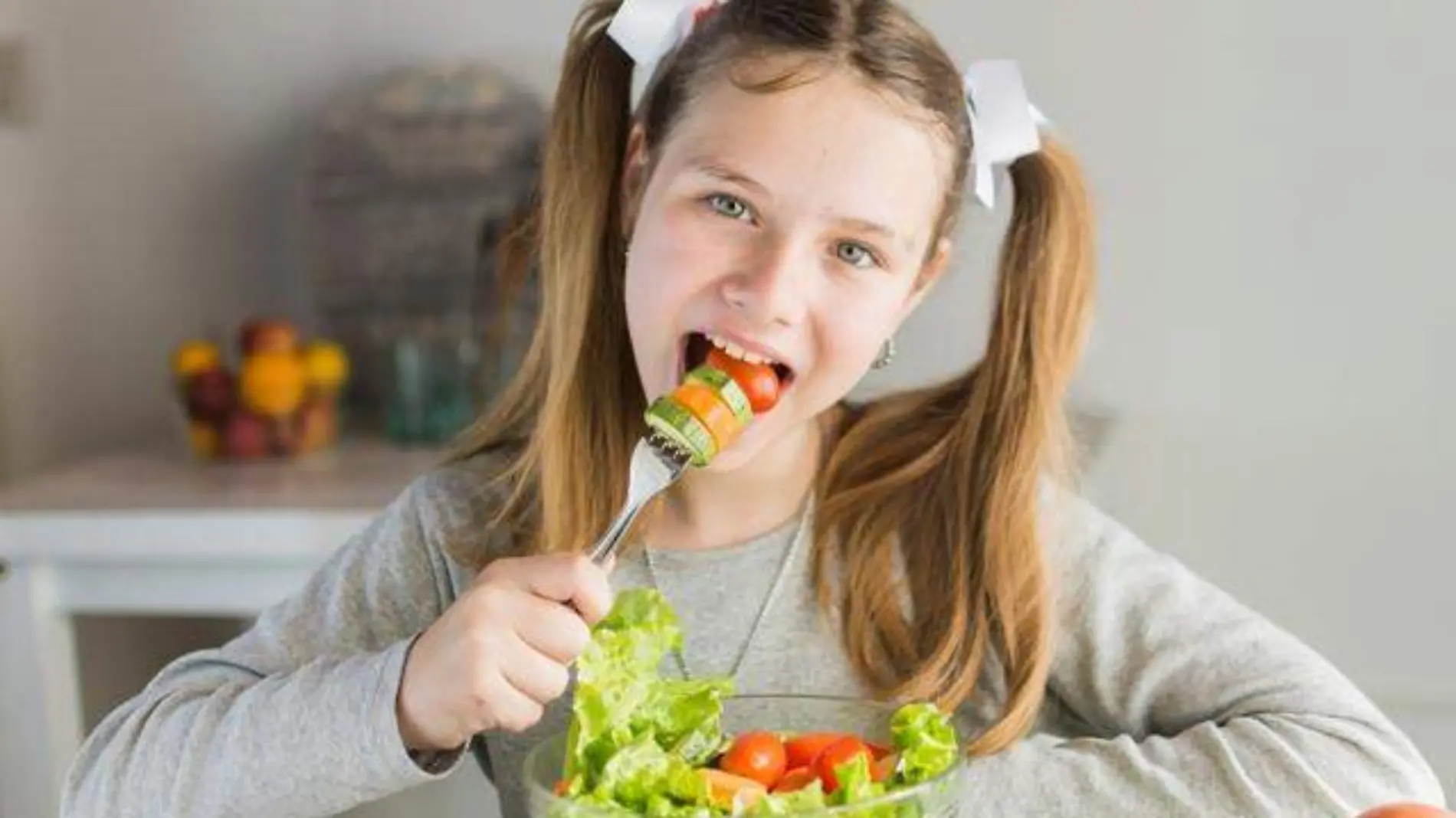 ninia comiendo vegetales_cortesia Freepik